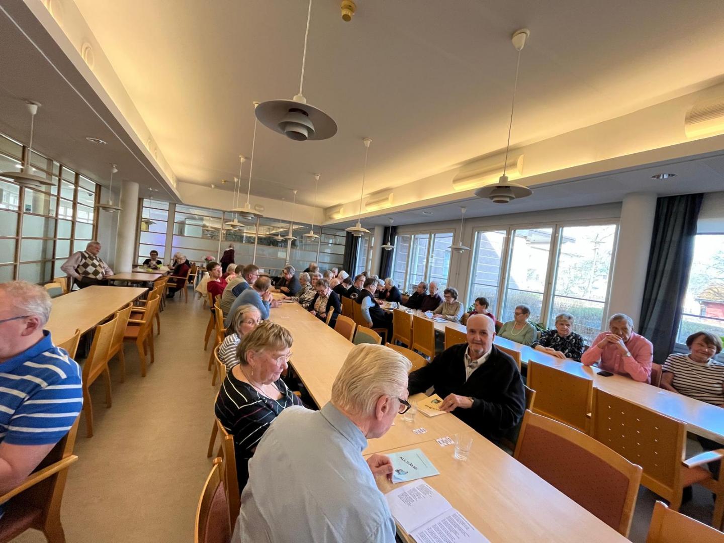 Glada pensionärer på månadsmöte i Lovisa. 