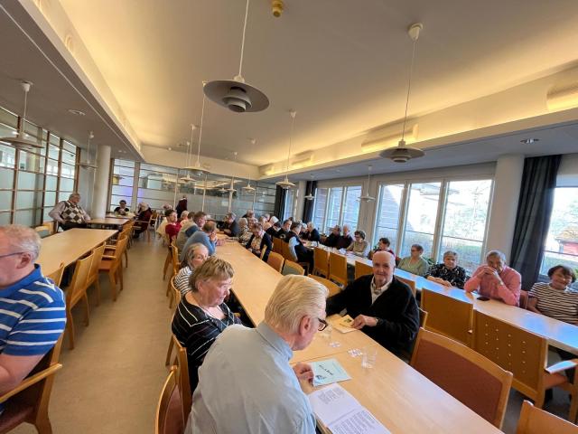 Glada pensionärer på månadsmöte i Lovisa. 